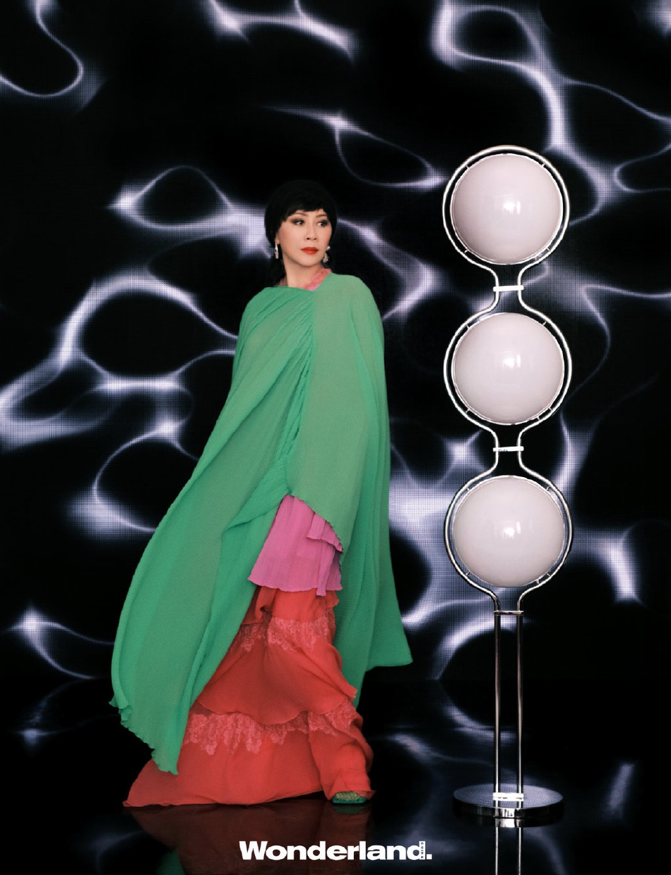 刘嘉玲气场全开演绎红黑经典写真