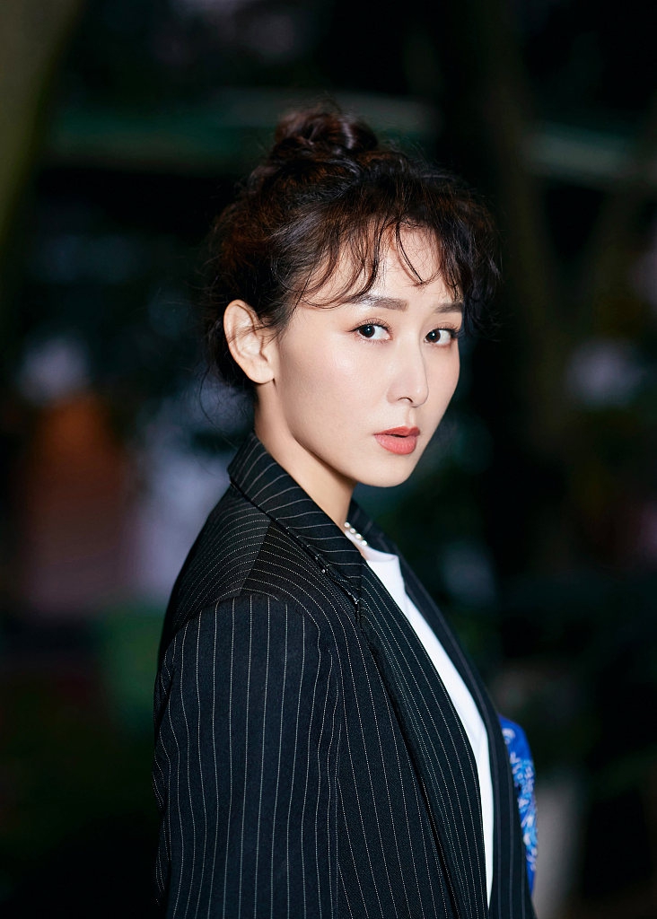 胡静条纹西服尽显时尚高级写真