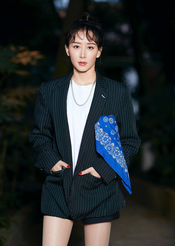 胡静条纹西服尽显时尚高级写真