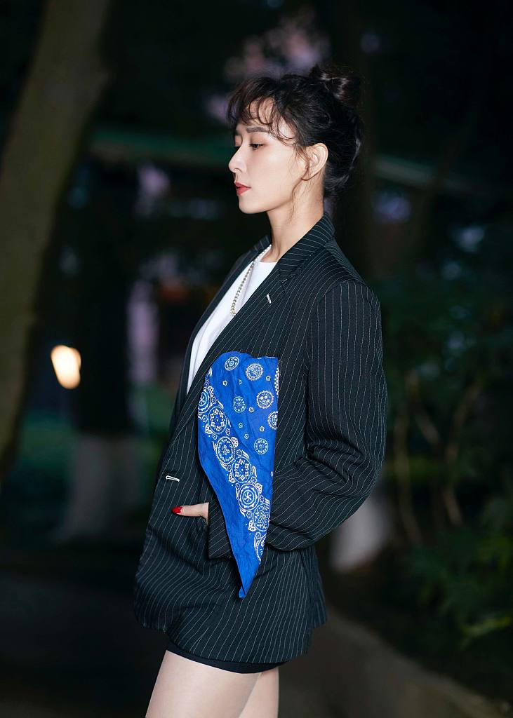 胡静条纹西服尽显时尚高级写真