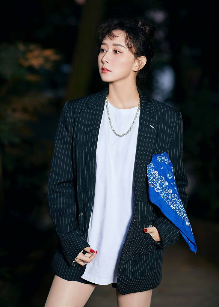 胡静条纹西服尽显时尚高级写真