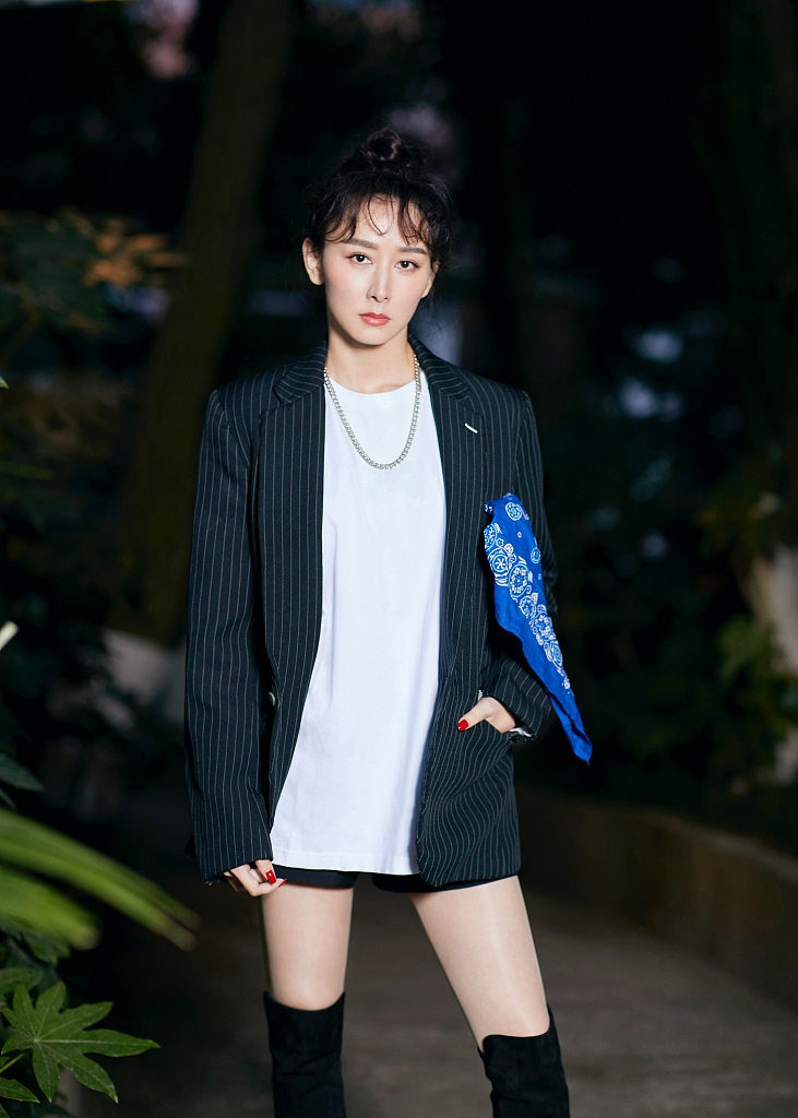 胡静条纹西服尽显时尚高级写真