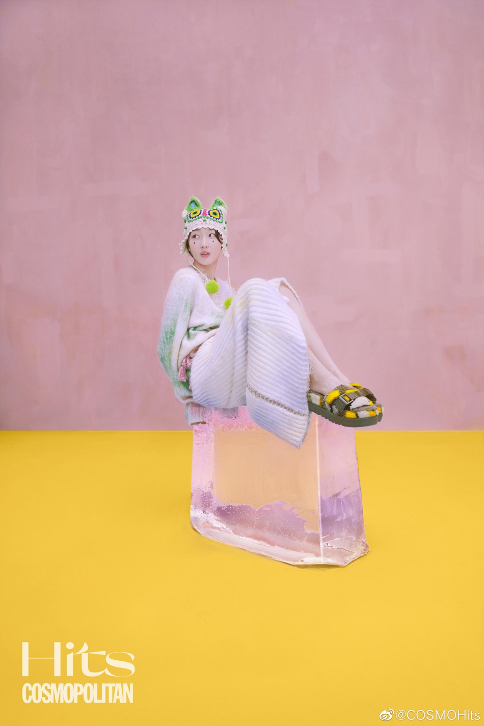 周冬雨鬼马可爱灵气十足杂志写真