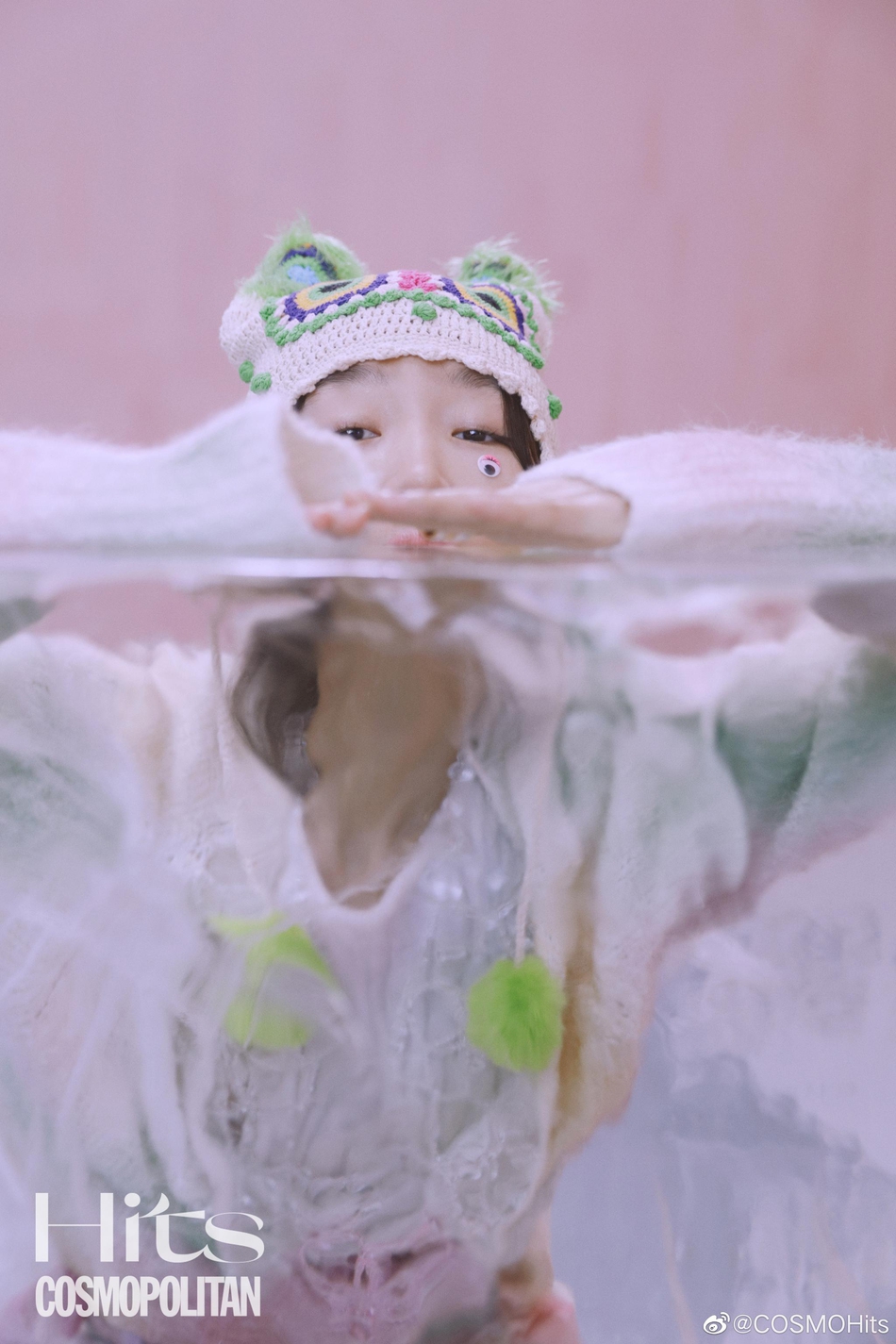 周冬雨鬼马可爱灵气十足杂志写真