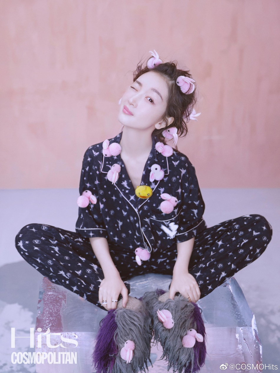 周冬雨鬼马可爱灵气十足杂志写真