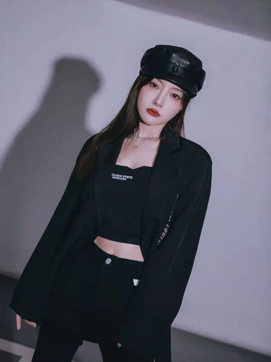 李小璐露脐装大秀马甲线停车场写真