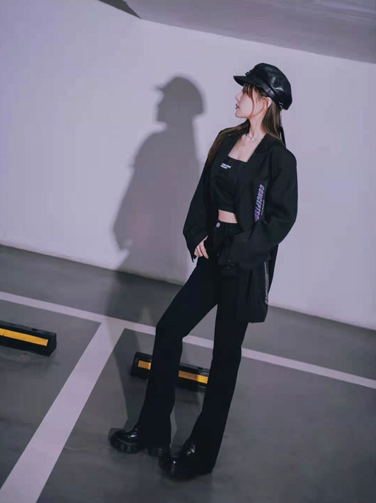 李小璐露脐装大秀马甲线停车场写真