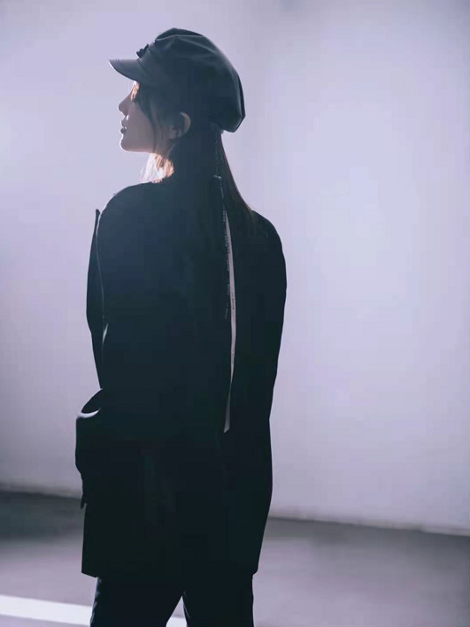 李小璐露脐装大秀马甲线停车场写真