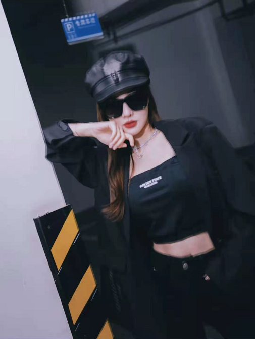 李小璐露脐装大秀马甲线停车场写真