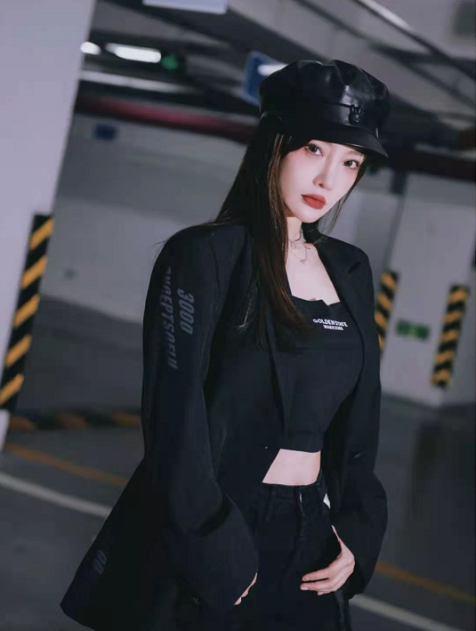 李小璐露脐装大秀马甲线停车场写真