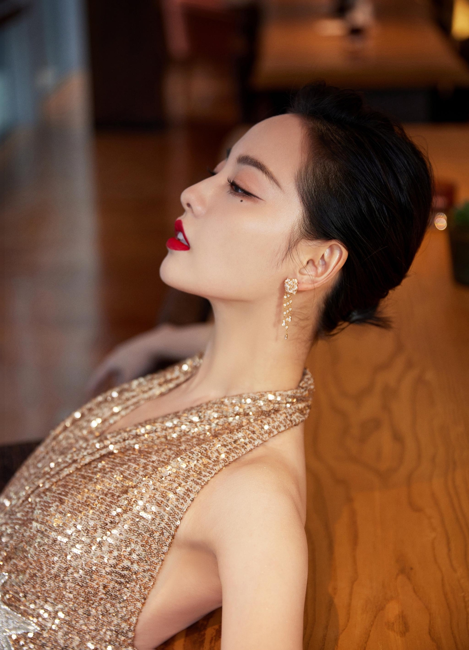 张嘉倪深V长裙优雅大方写真美照