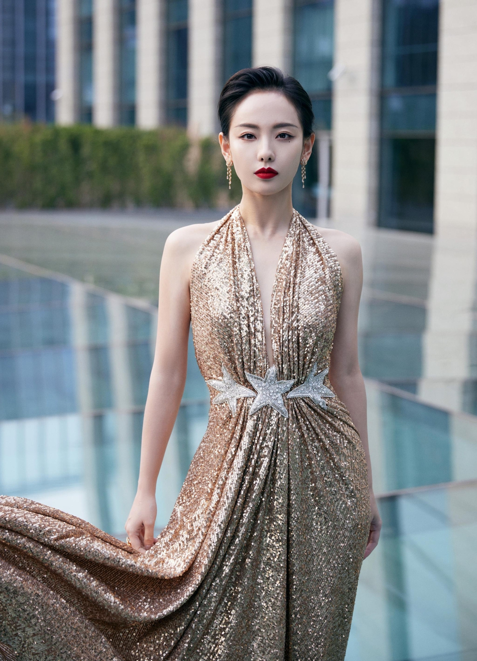 张嘉倪深V长裙优雅大方写真美照