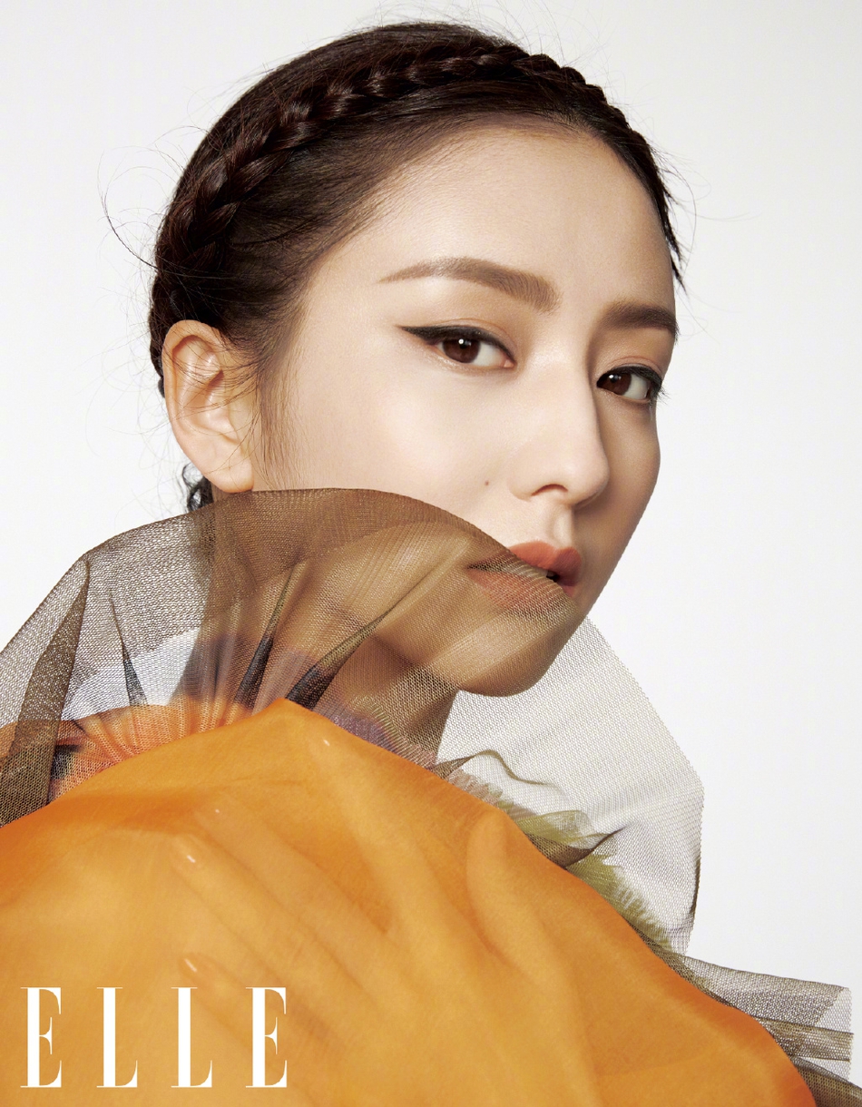 佟丽娅编发头巾造型优雅知性写真