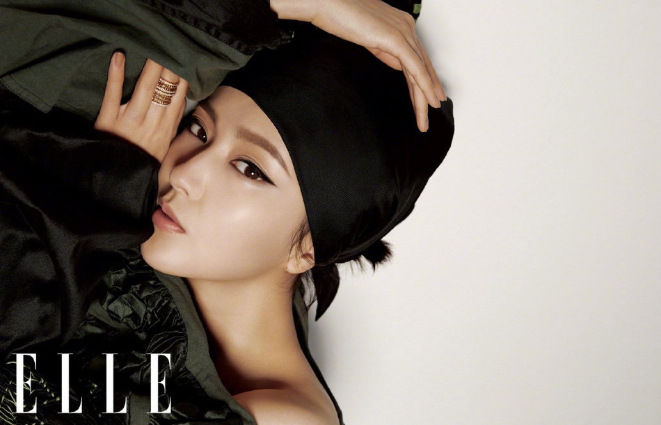 佟丽娅编发头巾造型优雅知性写真