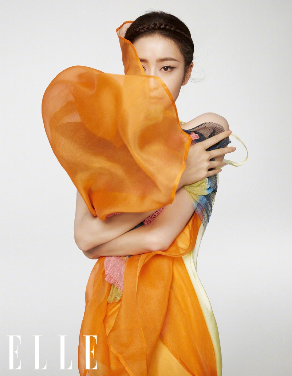 佟丽娅编发头巾造型优雅知性写真