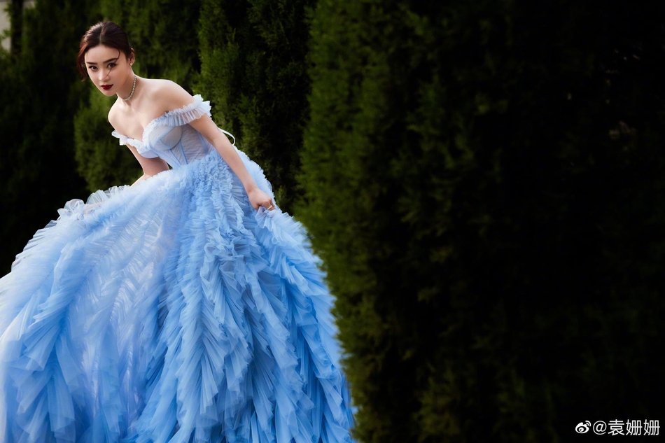 袁姗姗蓝色纱裙宛若冰雪公主写真
