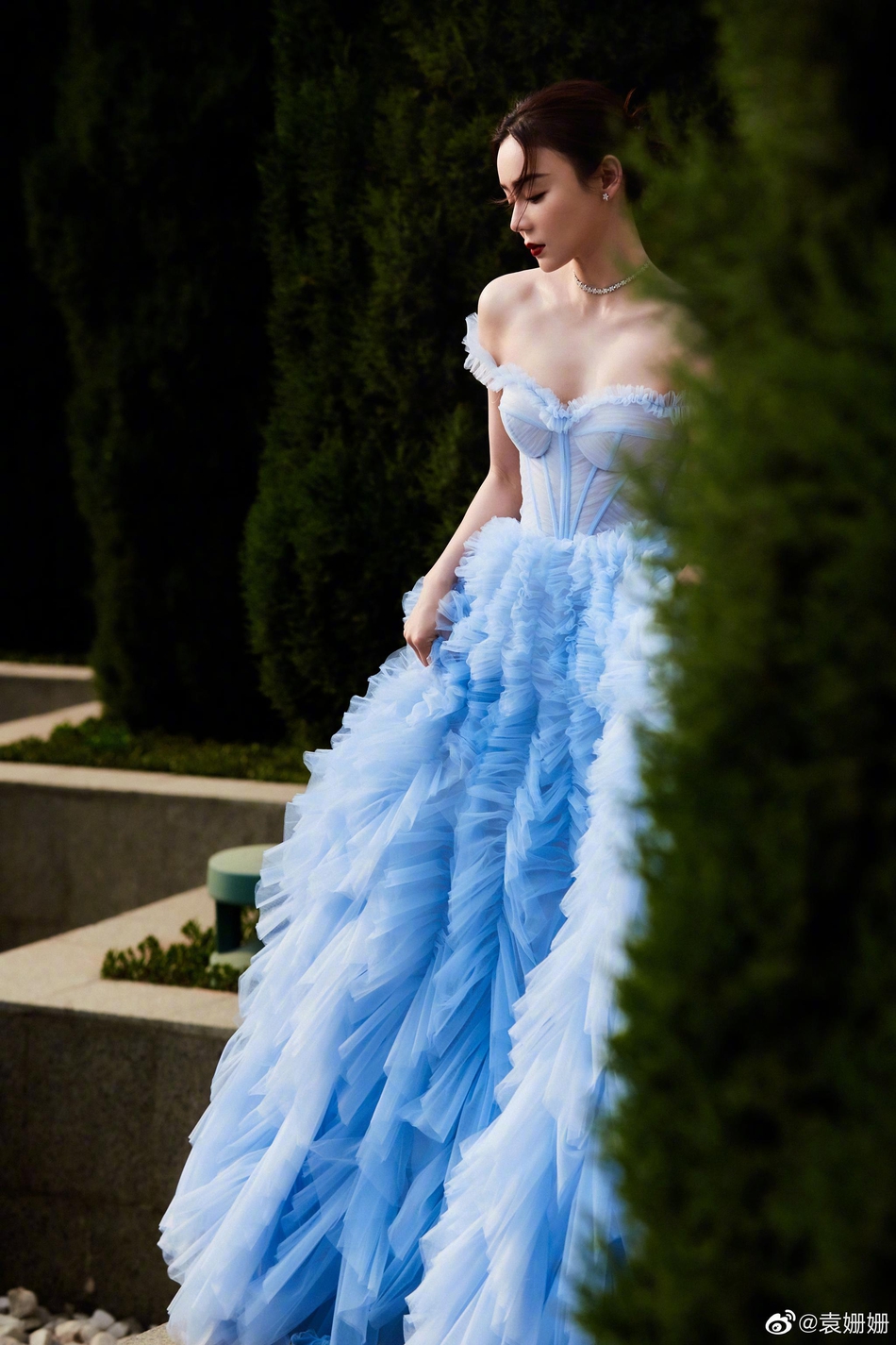 袁姗姗蓝色纱裙宛若冰雪公主写真