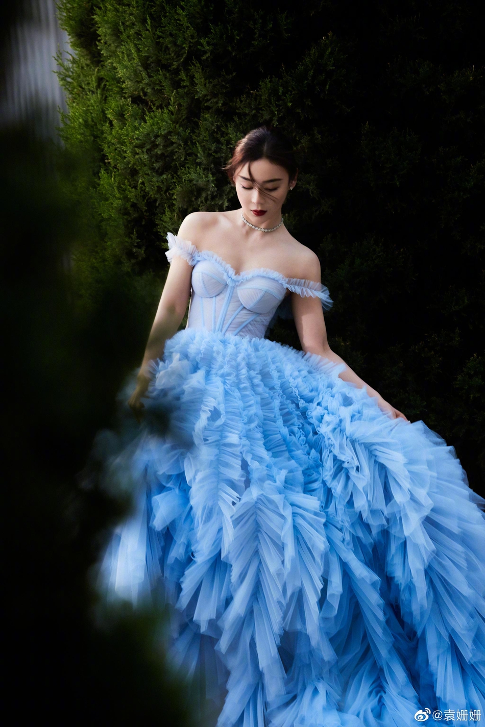 袁姗姗蓝色纱裙宛若冰雪公主写真