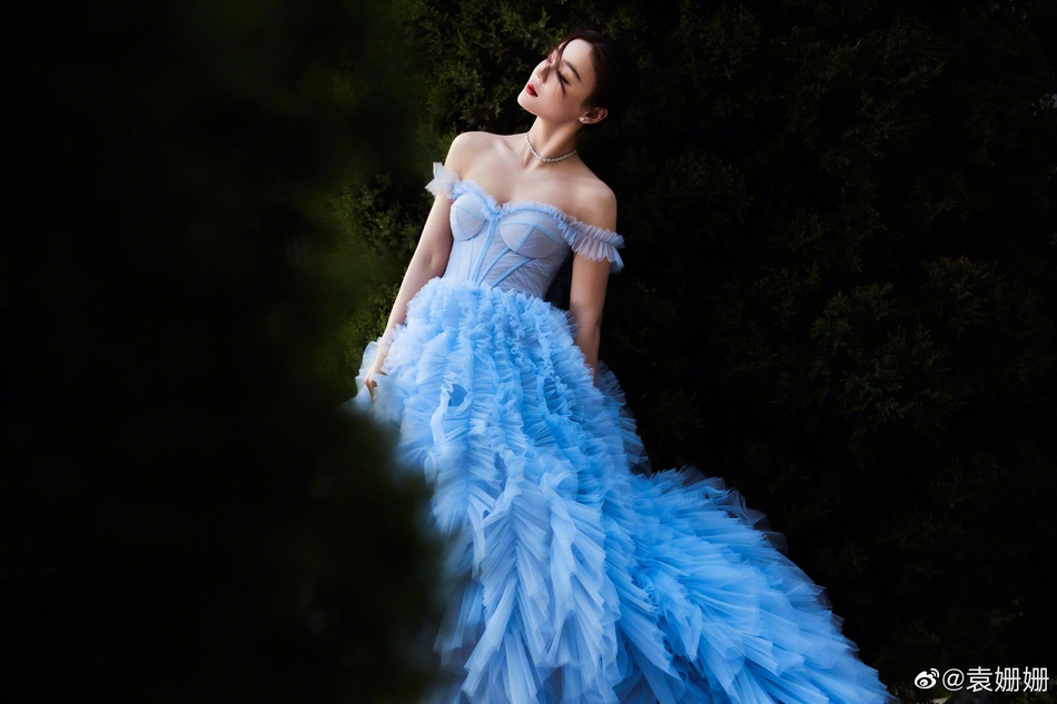 袁姗姗蓝色纱裙宛若冰雪公主写真