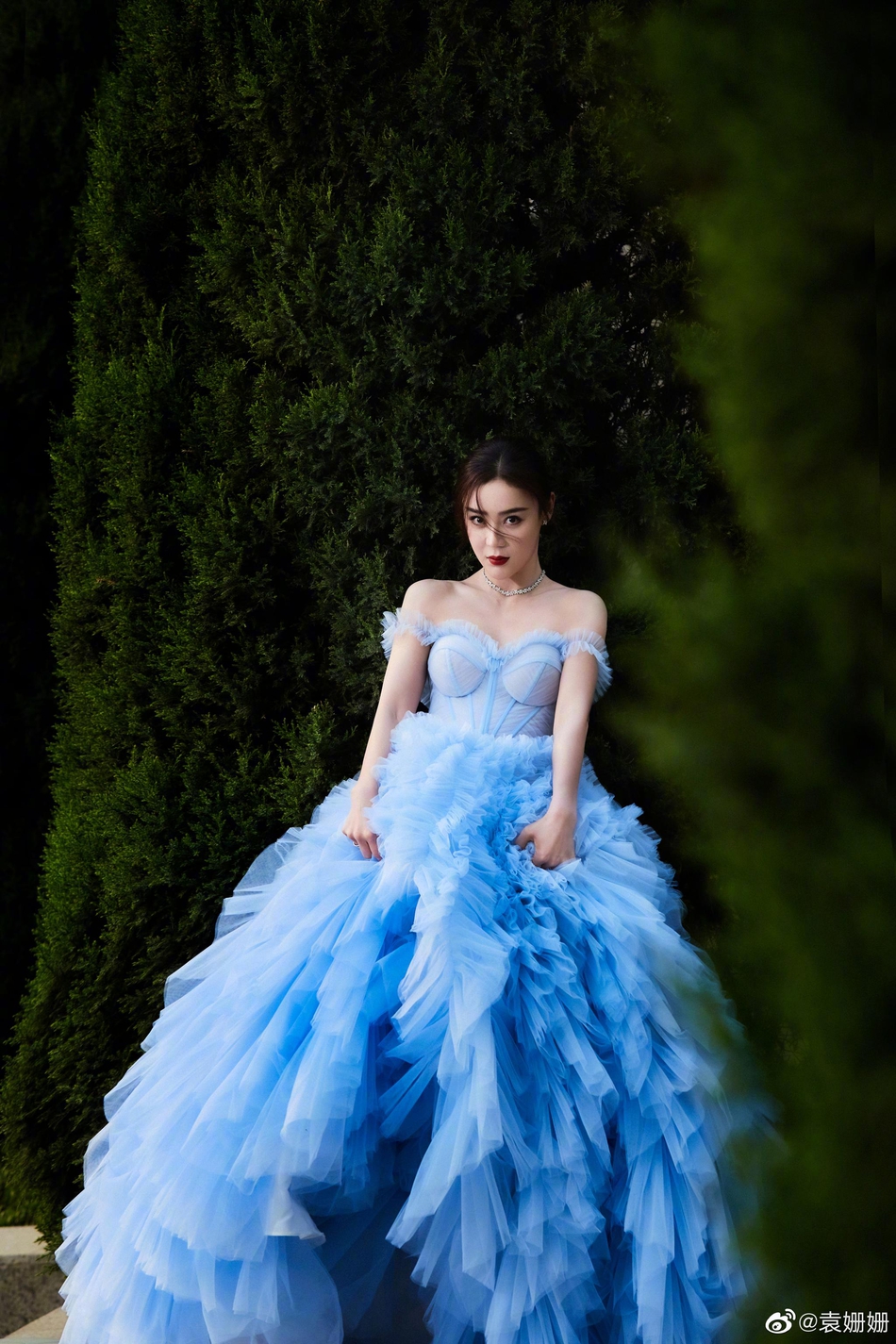 袁姗姗蓝色纱裙宛若冰雪公主写真