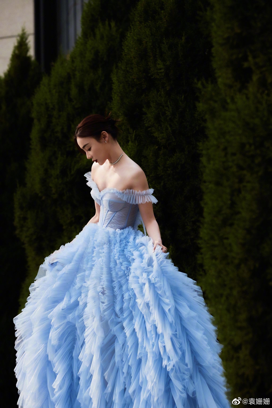 袁姗姗蓝色纱裙宛若冰雪公主写真
