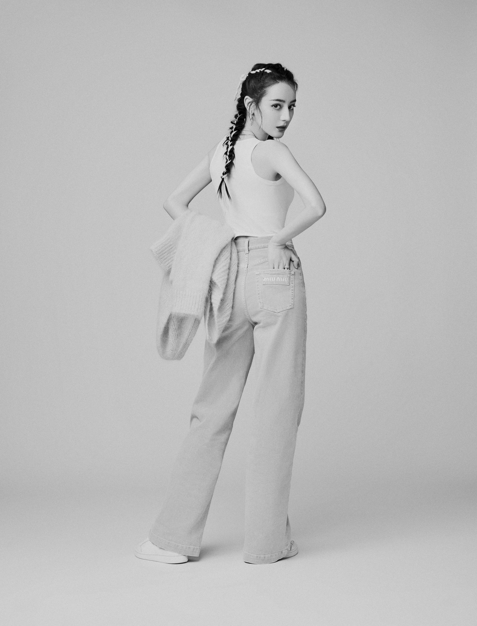 迪丽热巴黑白光影高级时尚写真