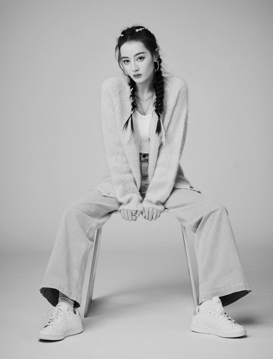 迪丽热巴黑白光影高级时尚写真