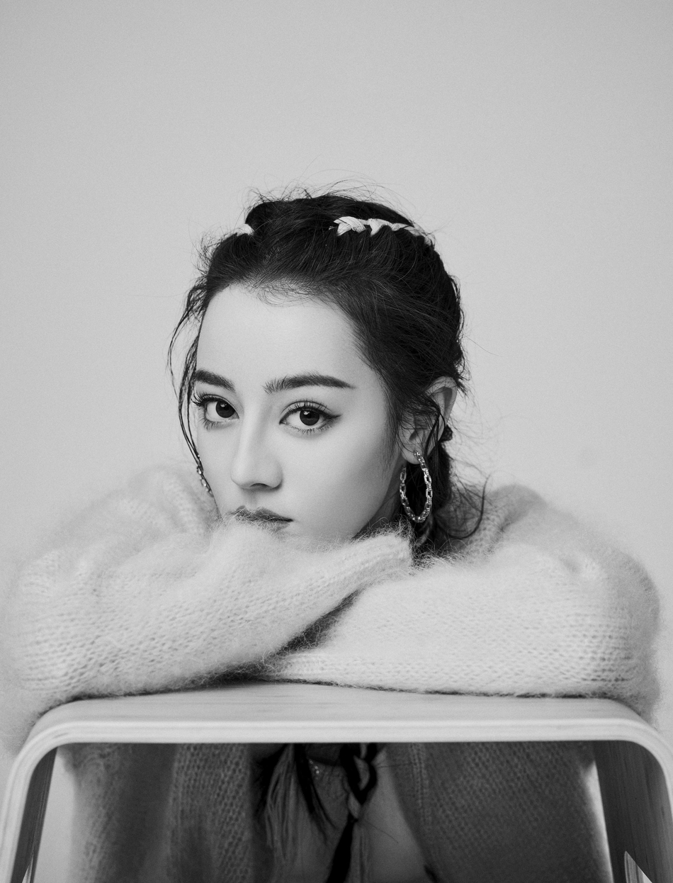 迪丽热巴黑白光影高级时尚写真