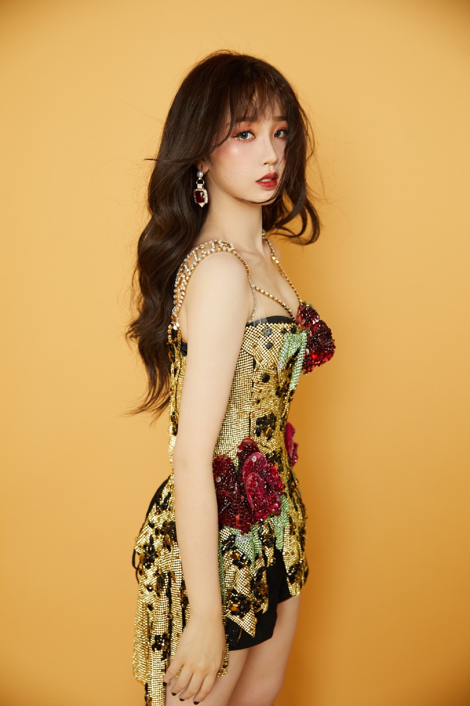 虞书欣吊带短裙大秀迷人曲线写真