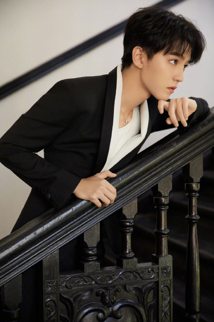 王俊凯黑色西装尽显风度翩翩写真