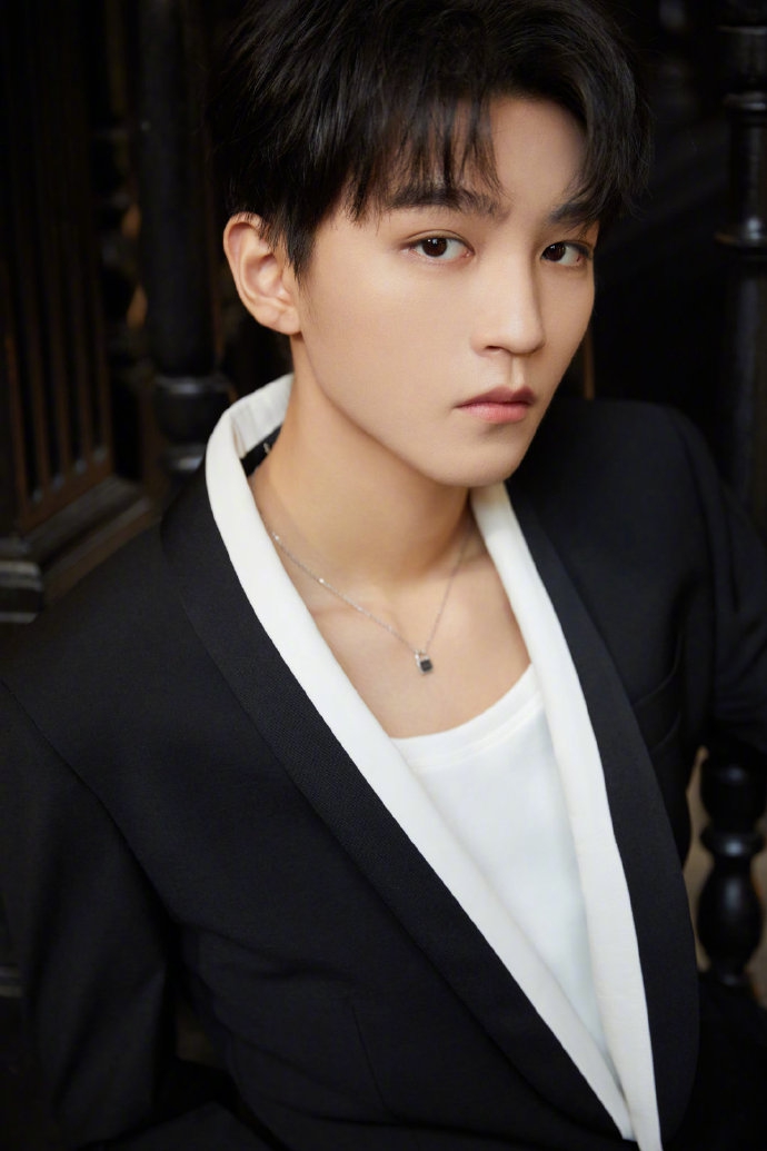 王俊凯黑色西装尽显风度翩翩写真