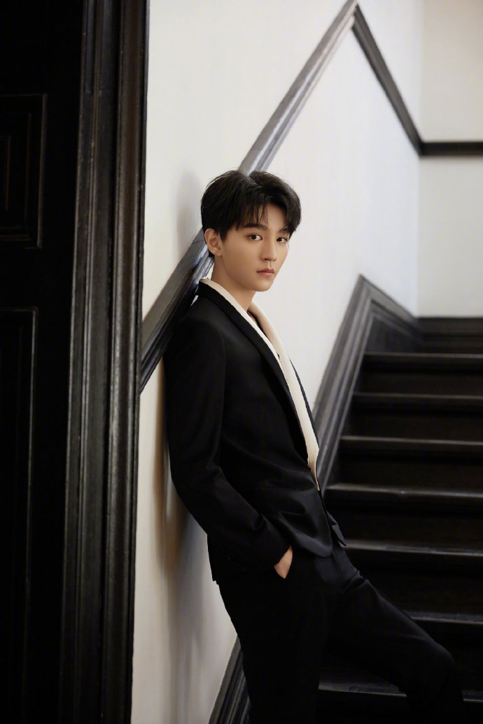 王俊凯黑色西装尽显风度翩翩写真