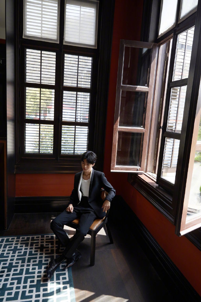 王俊凯黑色西装尽显风度翩翩写真