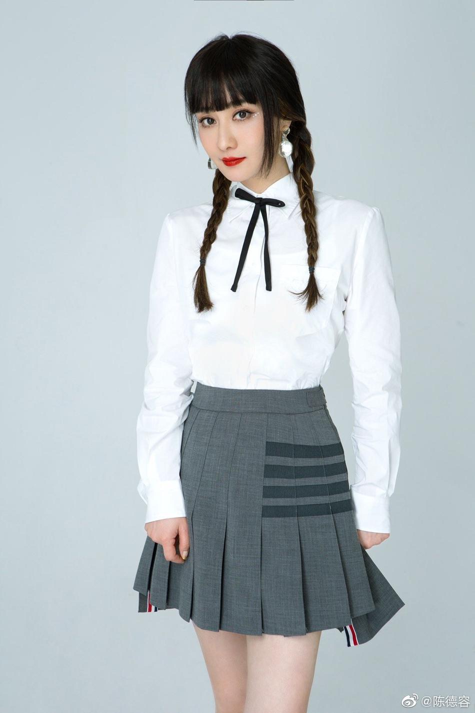 陈德容麻花辫制服裙活力十足写真