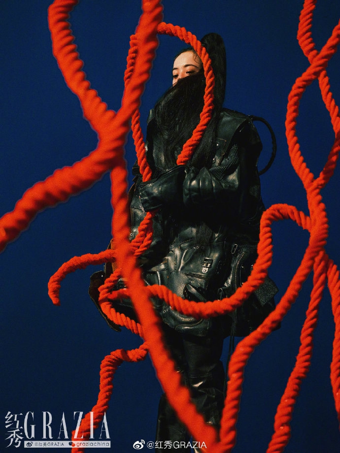 蔡依林魅惑眼妆野性十足杂志写真