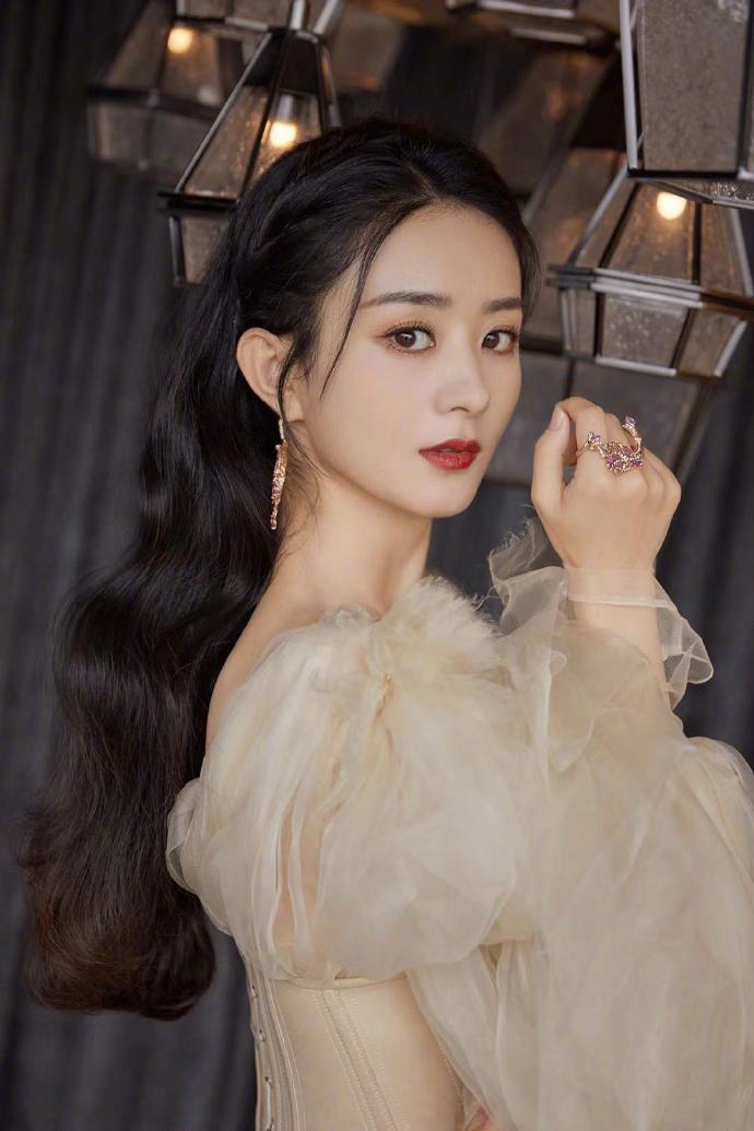 赵丽颖轻纱鎏金裙优雅高贵写真