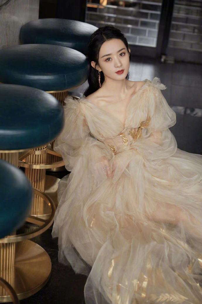 赵丽颖轻纱鎏金裙优雅高贵写真