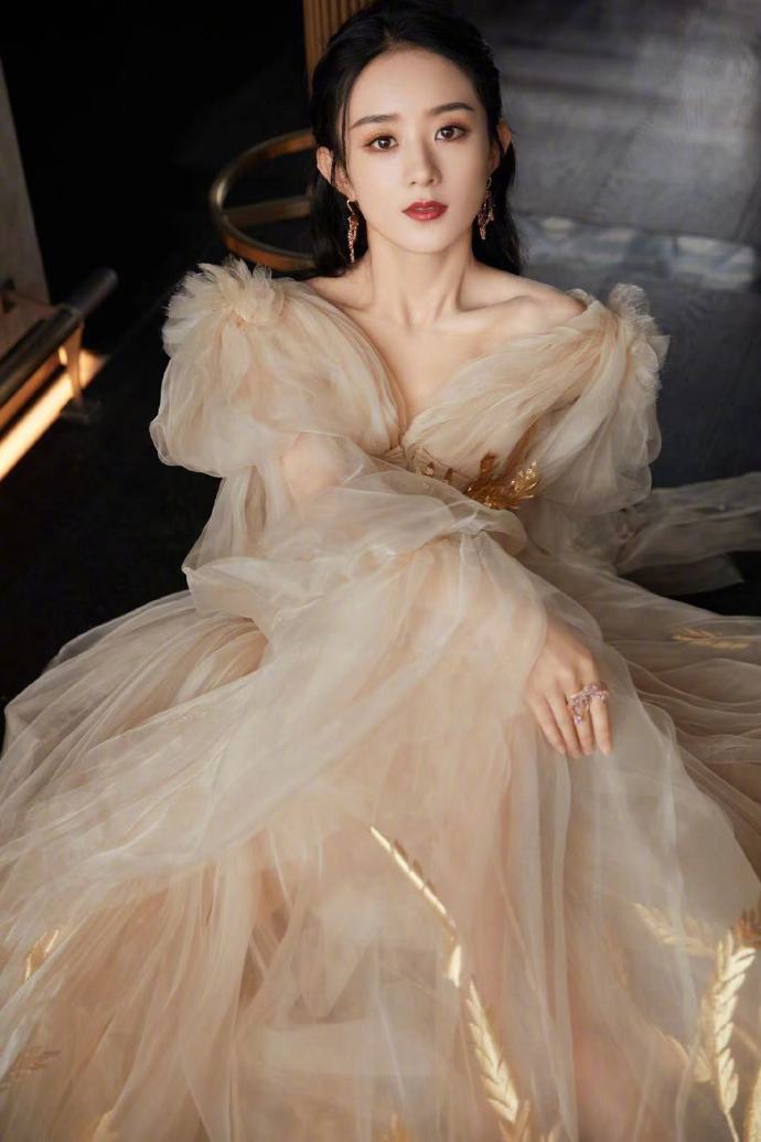 赵丽颖轻纱鎏金裙优雅高贵写真