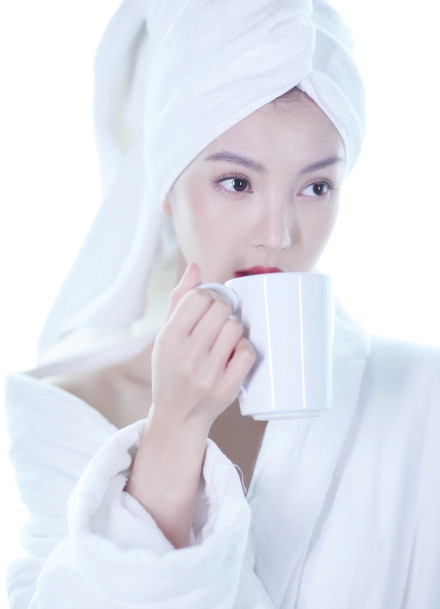 金晨白色深V浴袍清纯性感写真