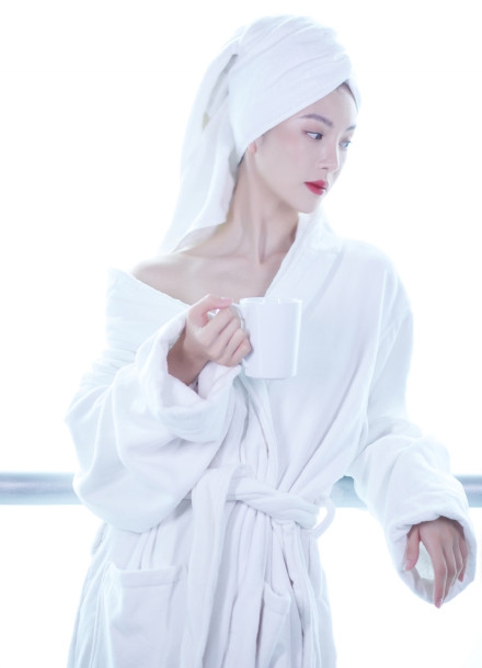 金晨白色深V浴袍清纯性感写真