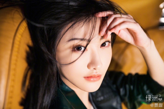 景甜时尚造型酷飒不失优雅写真