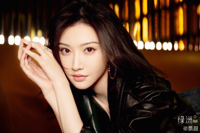 景甜时尚造型酷飒不失优雅写真