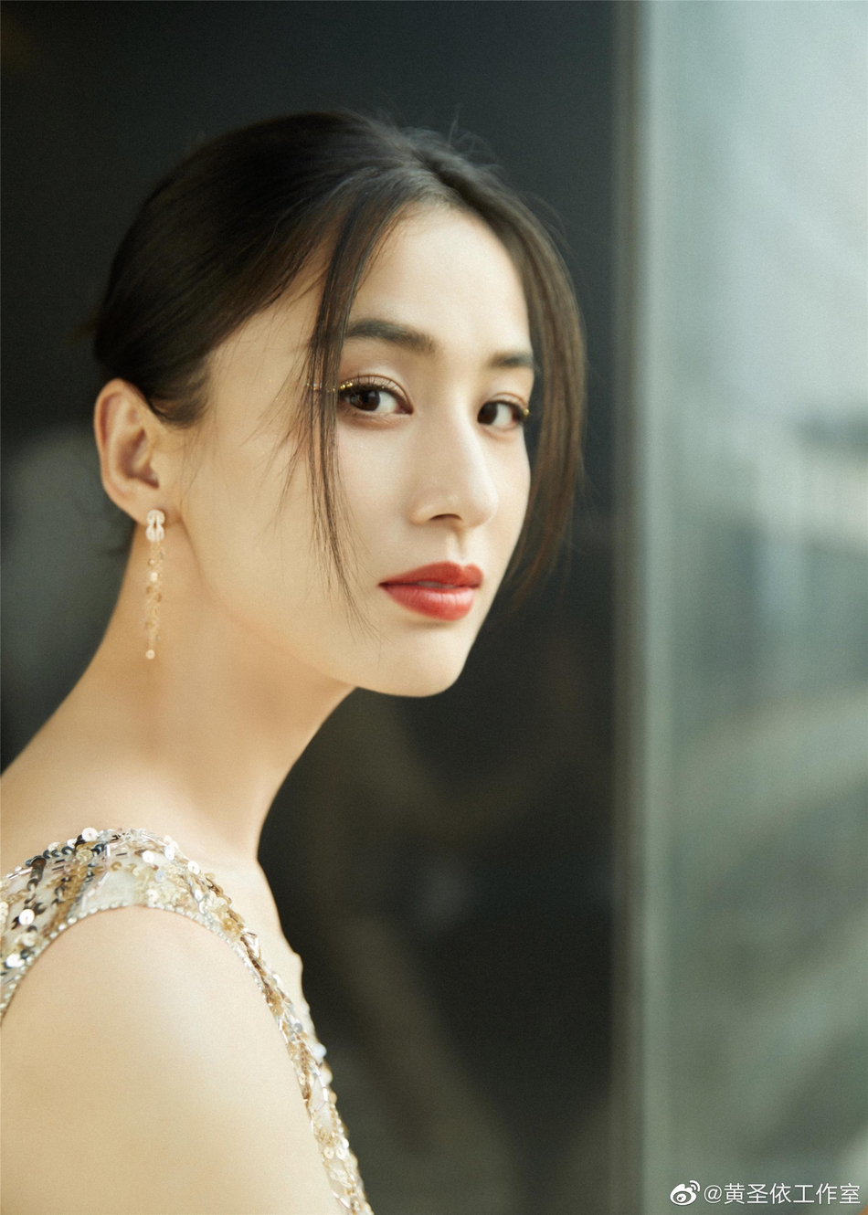 黄圣依星光礼裙尽显典雅之姿写真