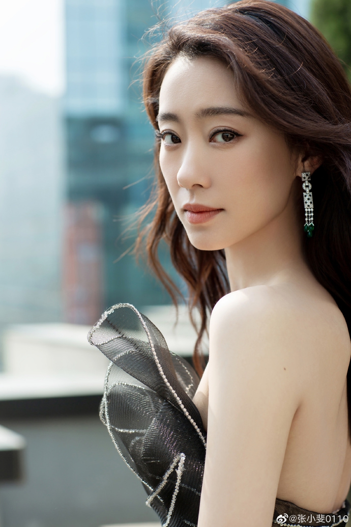 张小斐郁金香纱裙优雅妩媚写真