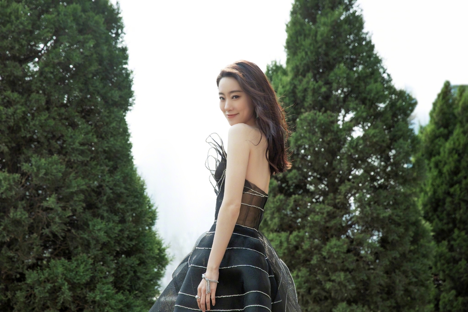 张小斐郁金香纱裙优雅妩媚写真