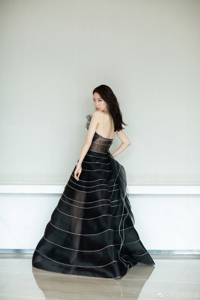 张小斐郁金香纱裙优雅妩媚写真