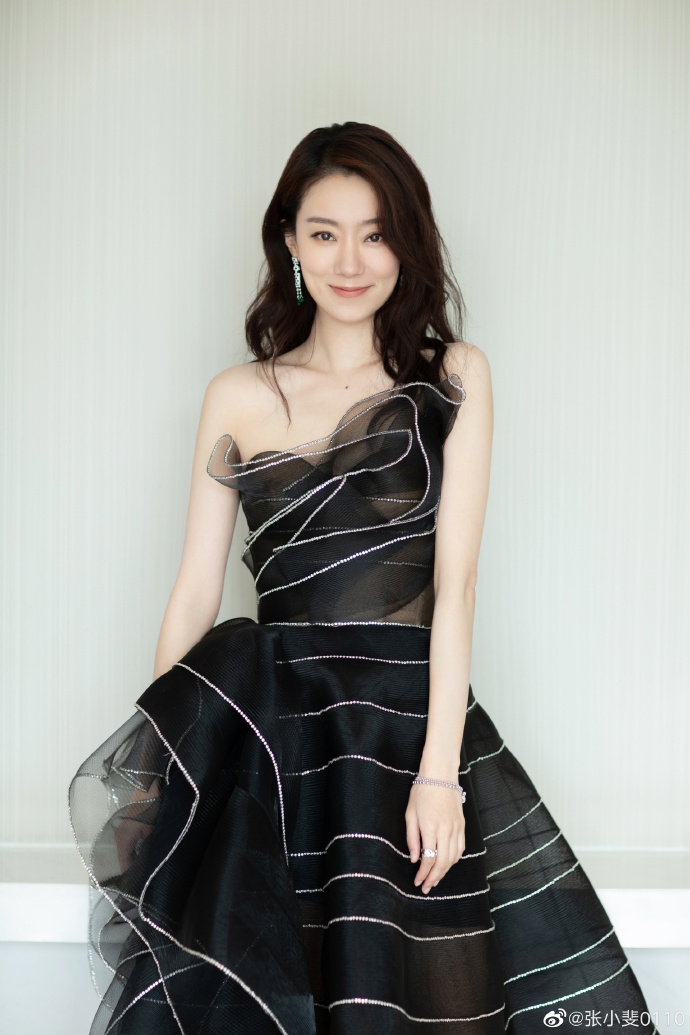 张小斐郁金香纱裙优雅妩媚写真