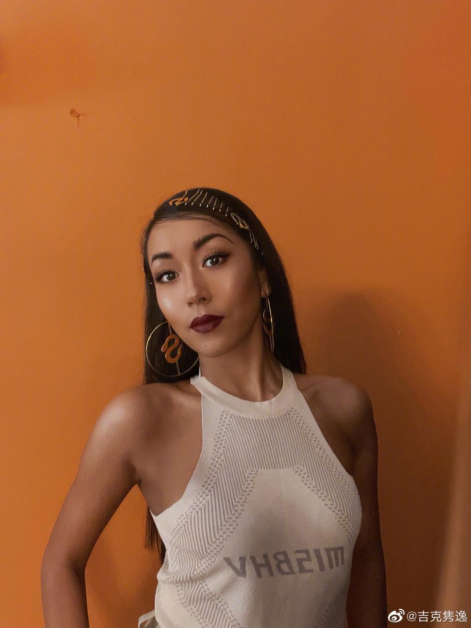 吉克隽逸浓妆艳抹风情万种写真