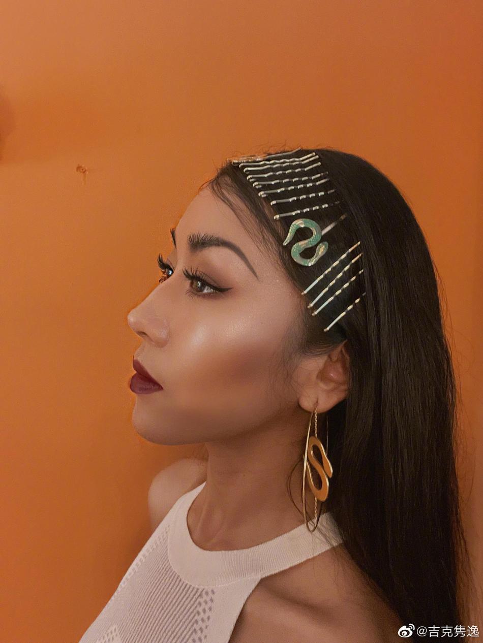 吉克隽逸浓妆艳抹风情万种写真