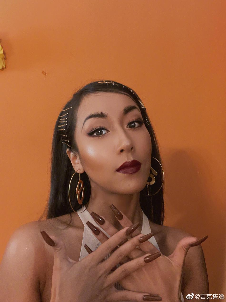 吉克隽逸浓妆艳抹风情万种写真